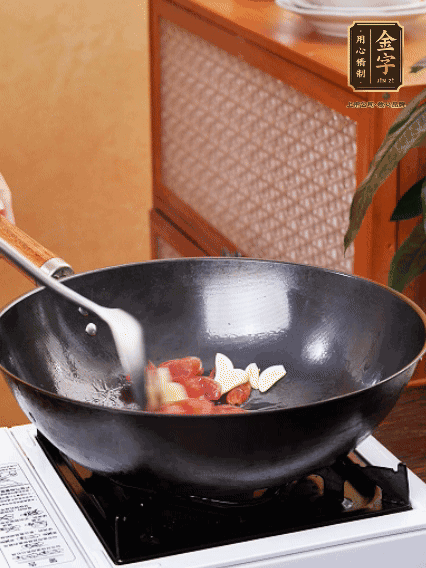 熱油，香腸微微煸出香味，加蒜片、小米辣