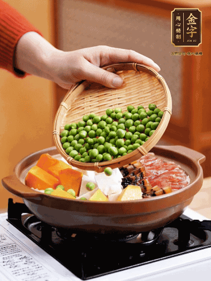 再鋪上臘腸、醬油肉、豌豆，小火煲6分鐘