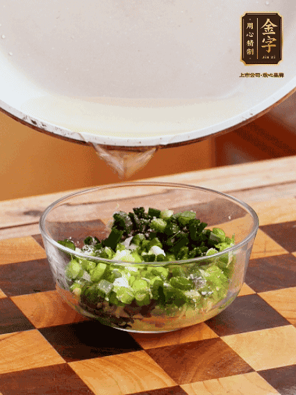 姜末、蔥末加鹽，潑熱油做成蔥姜醬