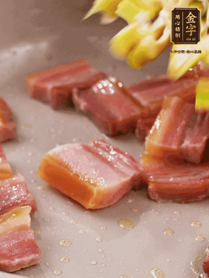 再放春筍翻炒一下，倒入砂鍋中，加適量的熱水，大火燜煮6分鐘