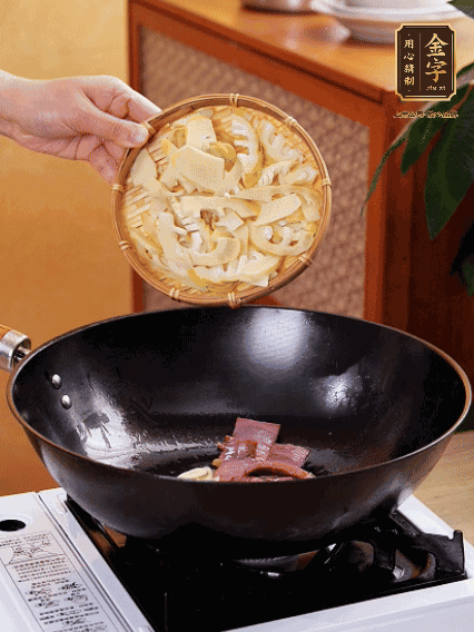 油熱，下蒜末、火腿煸炒出香味，再下筍片微微翻炒