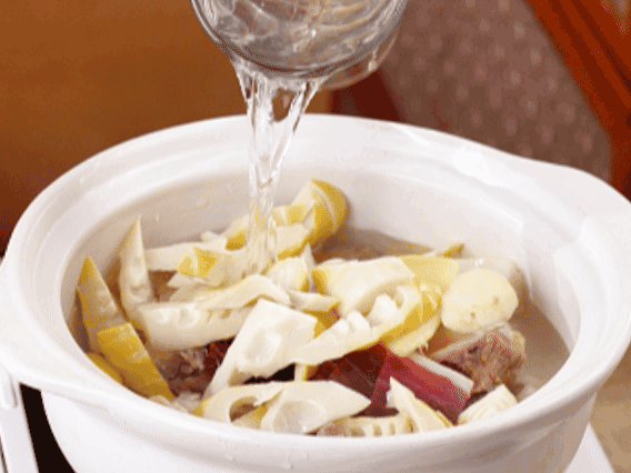 砂鍋中依次放入姜片、雞肉、春筍、火腿，加入足量的水，大火燒開后，轉(zhuǎn)小火燉40分鐘