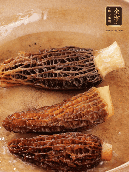 少許油，新鮮羊肚菌煎香