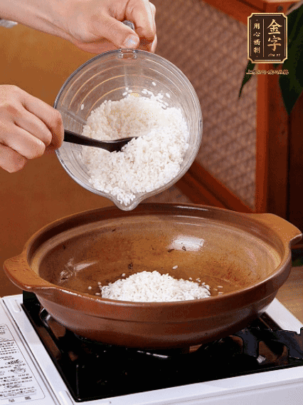砂鍋中倒入煎羊肚菌的油，涂勻。加入提前浸泡過1小時的生米，再加入和生米齊平的水,,蓋蓋子，大火煮沸后轉(zhuǎn)小火煮至水分微干