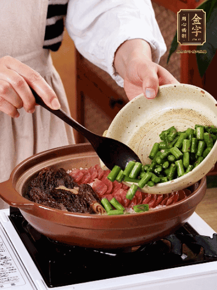 鋪上金字香腸、羊肚菌、蘆筍，蓋蓋子燜7分鐘