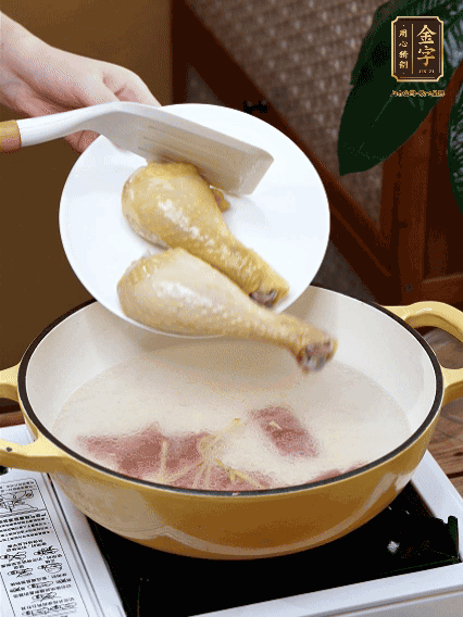 倒清水，放雞腿，大火煮開轉(zhuǎn)中小火煮20分鐘