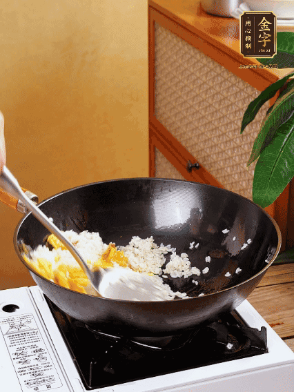 3個雞蛋攪成蛋液，下鍋煎至5成熟