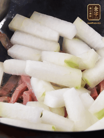 再下冬瓜微微煸炒，加一小碗水，中小火煨5分鐘