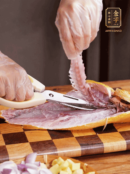 黃魚處理干凈，對半片開去骨，泡入蔥姜水、料酒、鹽調(diào)成的料汁中浸泡15分鐘，擦干水分