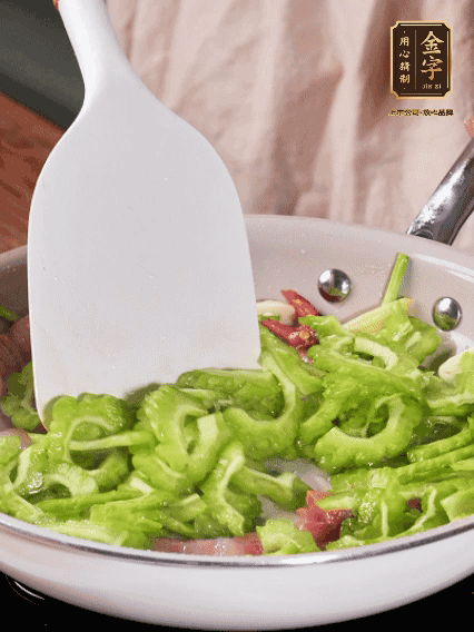 熱油，火腿、蔥姜、干辣椒煸香，再下苦瓜翻炒