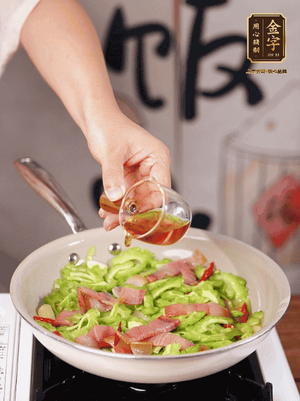 淋一圈料酒，少許糖調(diào)味