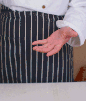 小蔥切碎，淡火腿切碎。