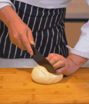 饅頭表面切出1cm左右的網(wǎng)格。