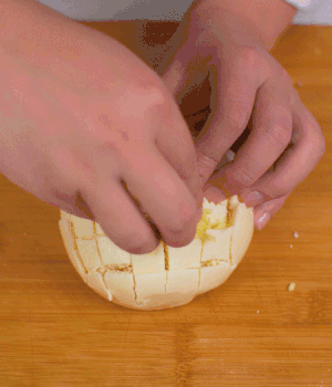 在縫隙里塞適量馬蘇里拉奶酪、再塞入淡火腿碎。