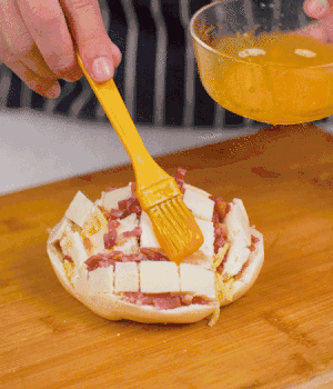 放在烤盤(pán)上，表面先刷一層玉米油，再刷一層蛋黃液。