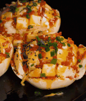 灑適量小蔥和黑芝麻，放入預(yù)熱的烤箱180度15分鐘。