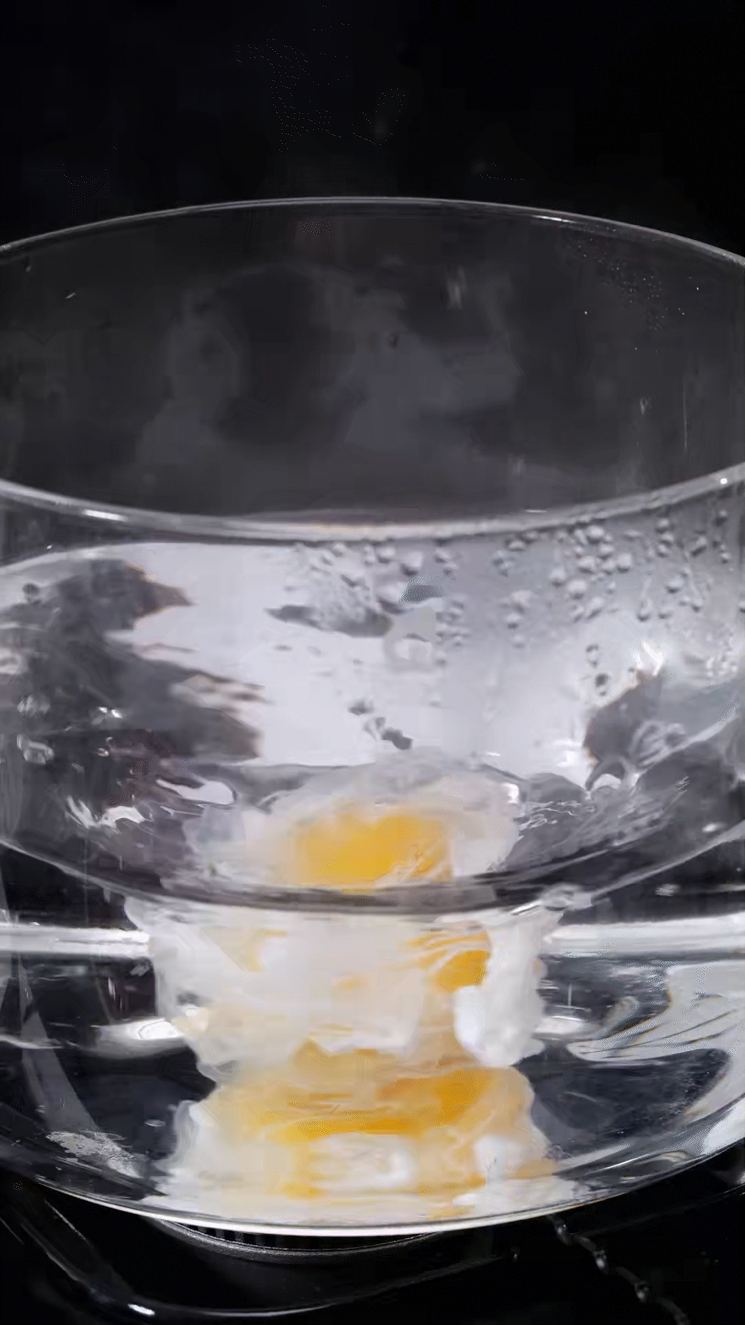 水開加入白醋和雞蛋，做成水波蛋
