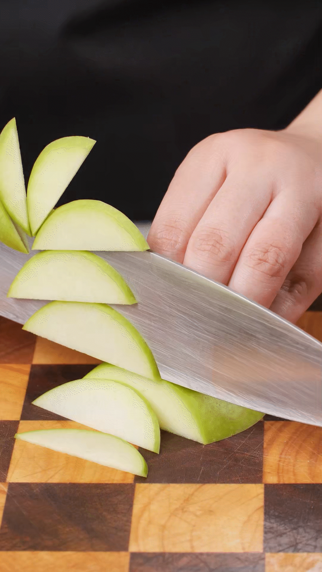 蘋果、梨子洗凈改刀
