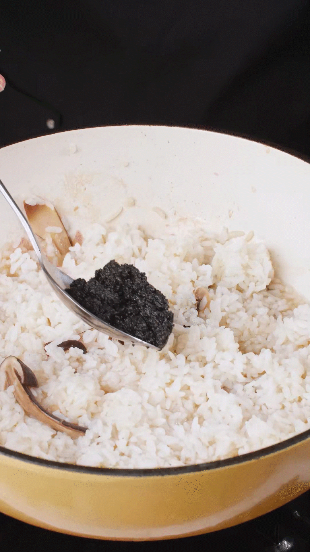 底油放入洋蔥爆香后加入黑皮雞樅菇、口蘑，用白葡萄酒增鮮
