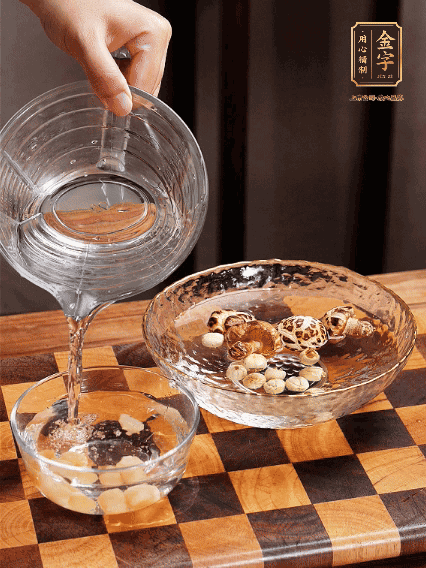 將雞肉、鮑魚、蝦仁焯水，冬菇、蓮子、干貝泡發(fā)