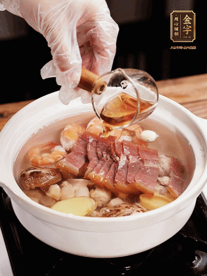 7種食材+帶皮冬瓜塊用砂鍋/電飯煲煮湯功能煮熟，少許鹽、花雕調(diào)味