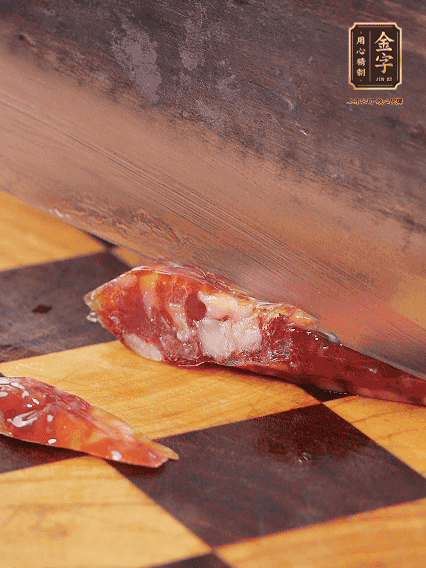 金字金華香腸切片，調(diào)制煲仔飯料汁：生抽2勺+蠔油1勺+1勺芝麻油+半勺糖