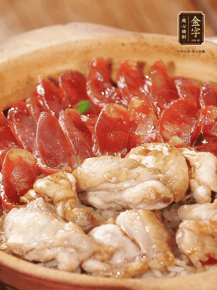 蓋蓋小火燜，沿鍋邊淋一圈油，轉(zhuǎn)動砂鍋燜4分鐘