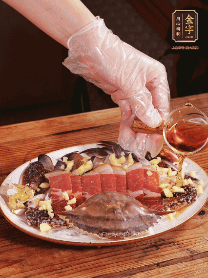 冷水上鍋蒸12分鐘（具體看蟹的大小），最后撒上蔥絲、澆上熱油即可