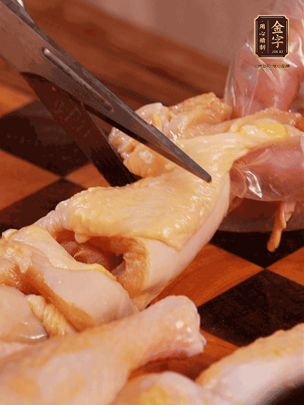 土雞處理干凈，切成大塊，加蔥姜、花雕酒、鹽腌制10分鐘