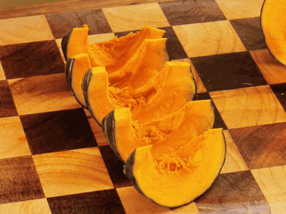 貝貝南瓜去瓤切小塊；干香菇熱水泡發(fā)，切條