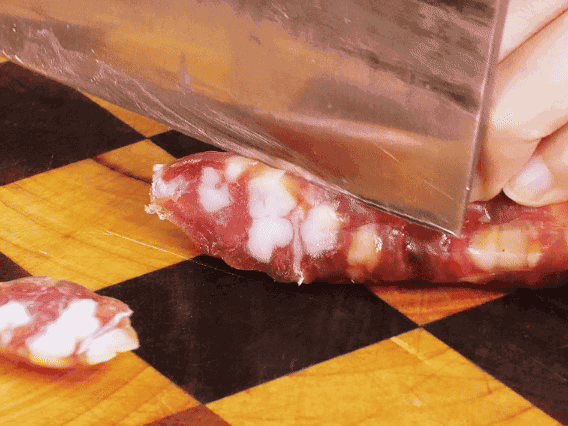 香腸少油煸出香味，下南瓜、板栗、香菇翻炒。2勺生抽、1勺老抽、1勺蠔油、1勺鹽、半勺糖調(diào)味