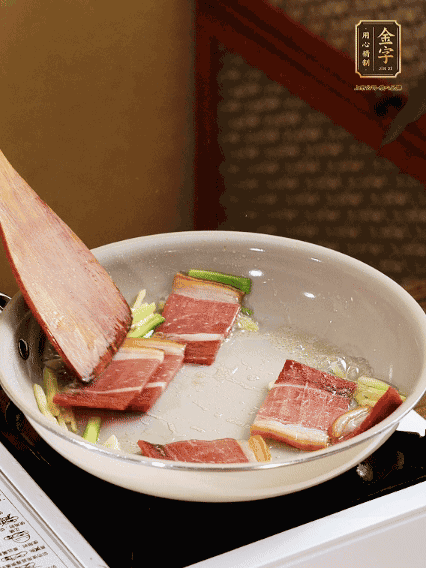 熱油下鍋，火腿、蔥姜蒜煸出香味備用