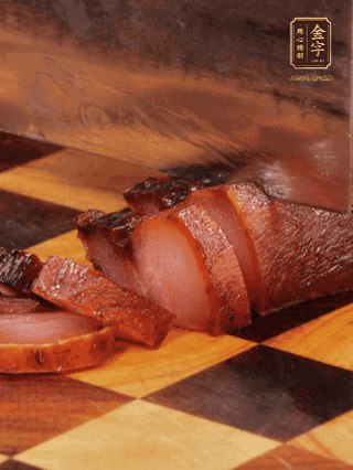 金字醬肉，煮熟切條；蓮藕去皮，切成條狀，焯水2分鐘