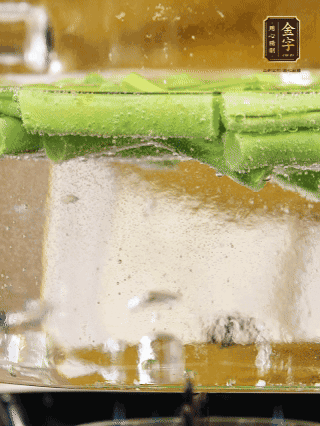 豆角切成段，加油焯水1分鐘