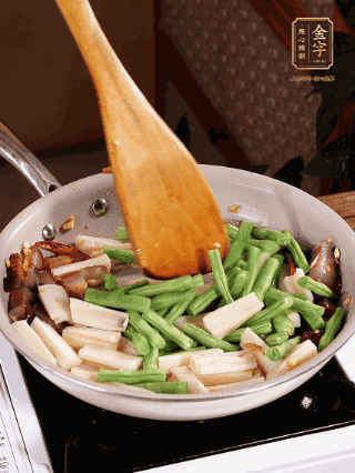 加少許生抽、蠔油、料酒、雞精調(diào)味，少許清水燜2分鐘，炒至豆角皺皮即可