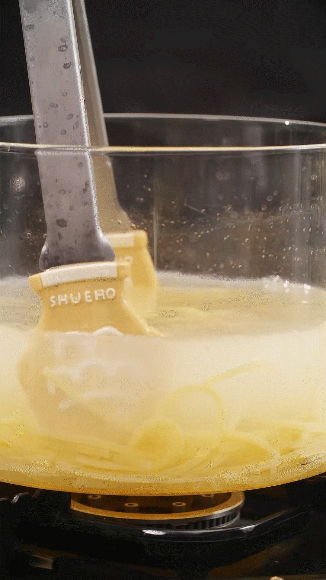 將意面煮熟，到自己喜歡的熟度。撈出過冷水，瀝干
