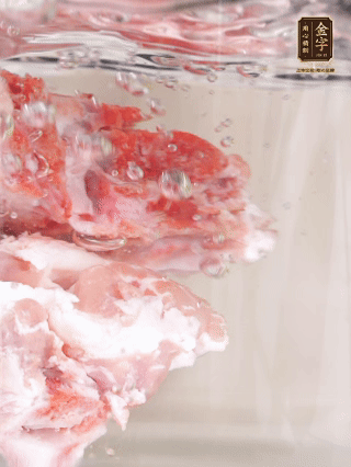 豬骨冷水下鍋，加蔥姜、料酒焯水4分鐘。