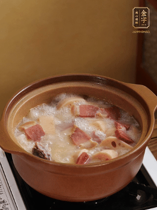 豬油潤鍋，豬骨、姜片煸出油脂香，再依次下開水、蓮藕、火腿，大火燒開