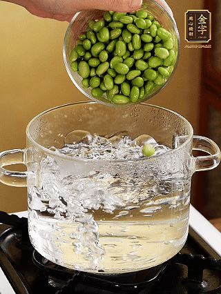 嫩毛豆汆燙1分鐘。