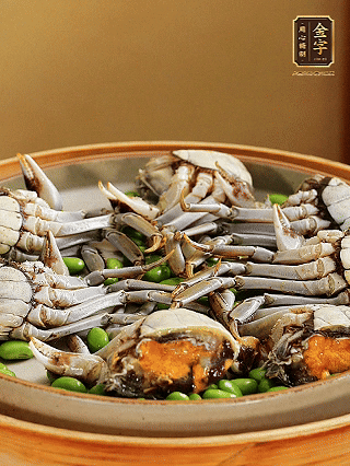 盤底鋪毛豆，依次放大閘蟹、咸肉， 淋一圈料酒、豉油。