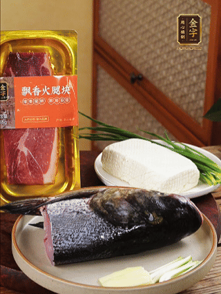 花鰱魚頭處理干凈（刮黑膜、除貼骨血、拔魚牙、剪魚鰭、刮凈魚肉表面雜質(zhì)），從中間劈開成兩半，擦干水分