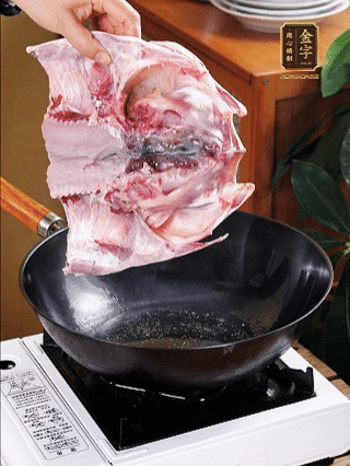 鍋里油燒熱（一半豬油、一半玉米油），放入魚頭，把魚頭煎至少兩面金黃