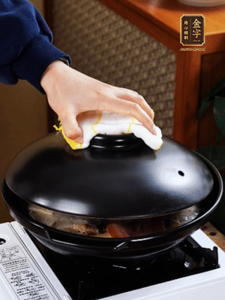 大火燒開，大火煮10~15分鐘。放入切好的豆腐，再煮5分鐘