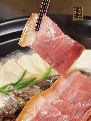 加入一丟丟鹽，撒點(diǎn)胡椒粉，蔥段點(diǎn)綴